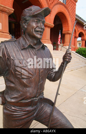 Statue de Papa Ernest Hemingway à l'extérieur du musée d'art et d'histoire de l'ancienne Douane Key West Banque D'Images