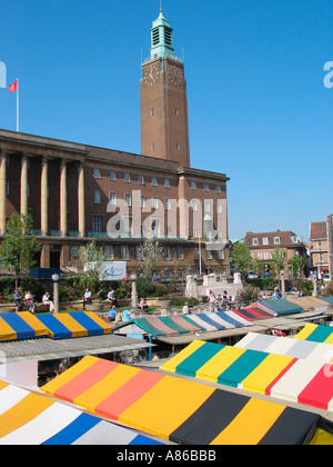 Hôtel de ville, donnant sur les toits colorés du marché, marché de Norwich, Norwich, Norfolk, Angleterre, Royaume-Uni Banque D'Images