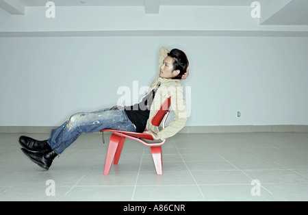 Homme assis sur une chaise, pleine longueur Banque D'Images
