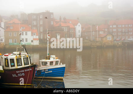 Whitby Harbour en un jour brumeux Banque D'Images