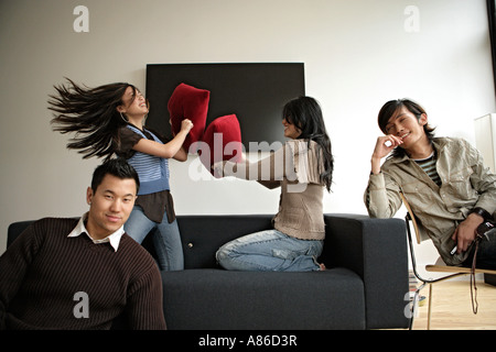 Les amis de l'humeur enjouée, side view Banque D'Images