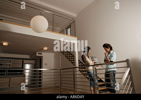 Jeune couple en conversation Banque D'Images