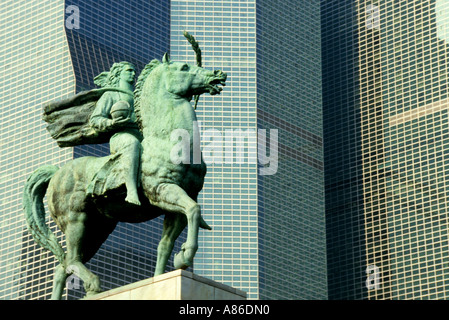 Manhattan New York Nations Unies construire la sculpture du monument de la paix au siège de l'ONU à New York Banque D'Images