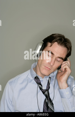 Businessman with headphones, front view Banque D'Images