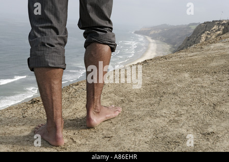Voir d'une personnes pieds nus sur falaise Banque D'Images