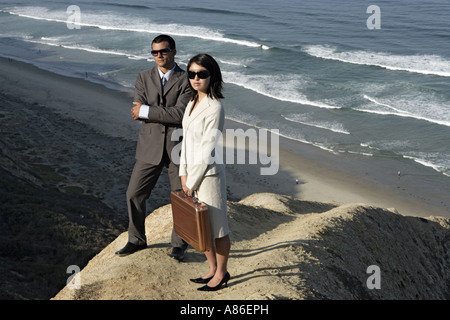 Vue d'un homme et d'une femme debout sur une falaise. Banque D'Images