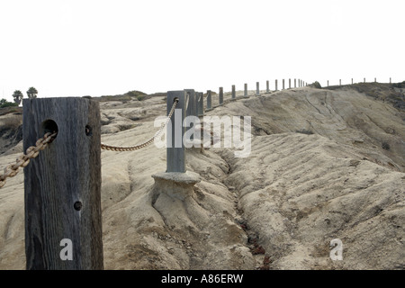 Vue d'une ligne de postes situé en bordure d'une falaise. Banque D'Images