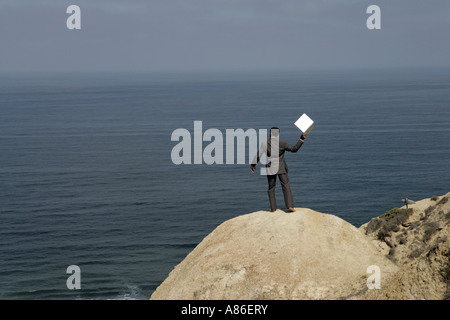 Vue d'un homme debout sur une falaise. Banque D'Images