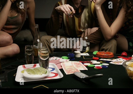 Avis de trois jeunes gens ayant un verre. Banque D'Images