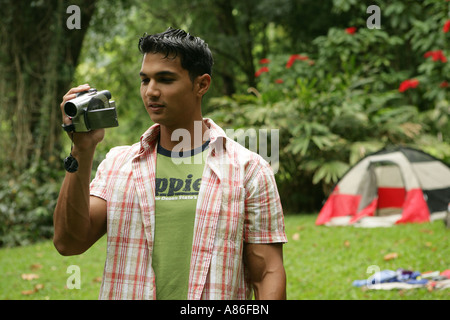 Homme tenant un enregistreur vidéo Banque D'Images