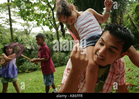 Jouer avec les enfants de l'homme Banque D'Images