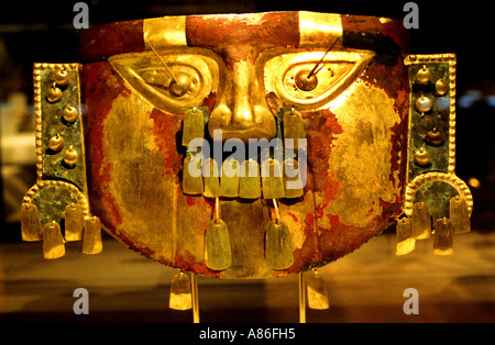 Masque funéraire en or de la culture Sican Pérou Lambayeque 9-11th 100 Amérique du sud-américain Banque D'Images