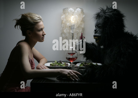 Une femme est coin avec un homme dans un costume de gorille. Banque D'Images