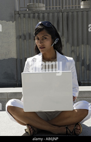 Portrait d'une jeune femme à l'aide d'un ordinateur portable. Banque D'Images