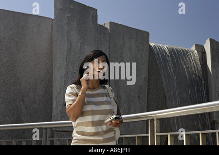 Portrait d'une jeune femme à l'aide d'un cellulaire. Banque D'Images