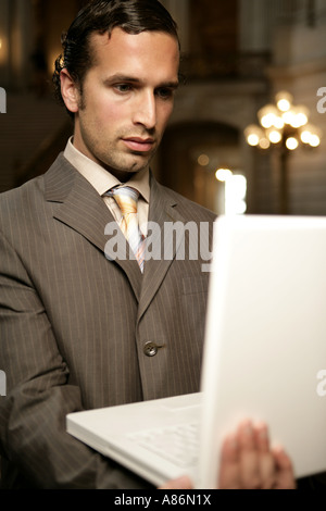 Vue d'un homme d'affaires avec son ordinateur portable Banque D'Images
