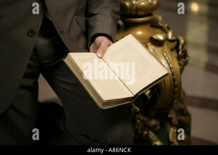 Vue d'un homme tenant un livre. Banque D'Images