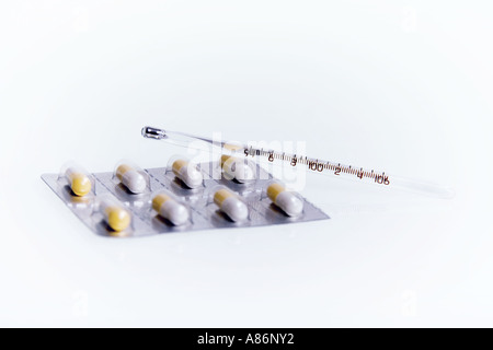 Blister de phosphate d'oseltamivir Tamiflu gélules comprimés Antiviraux et thermomètre Banque D'Images