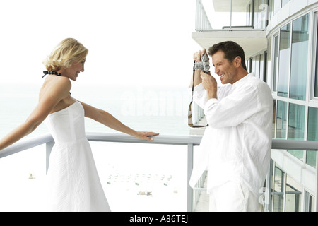 L'homme de prendre une photo d'une femme sur une terrasse Banque D'Images
