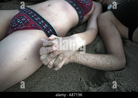 Vue de la femme allongée sur une plage. Banque D'Images