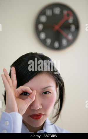 Young woman gesturing, close-up Banque D'Images