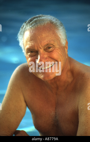 Un homme bronzé 73 ans Senior citizen dans un pool MR POV ©Myrleen Pearson Banque D'Images