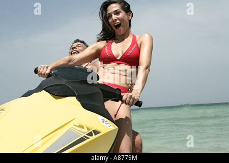 Vue d'un couple riding a scooter. Banque D'Images