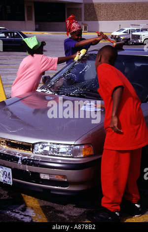Les jeunes gens personne 15-17 ans année oldTeens hanging out group of African American adolescents lave une voiture de recueillir des fonds pour la charité . M. Pearson Myrleen POV Banque D'Images