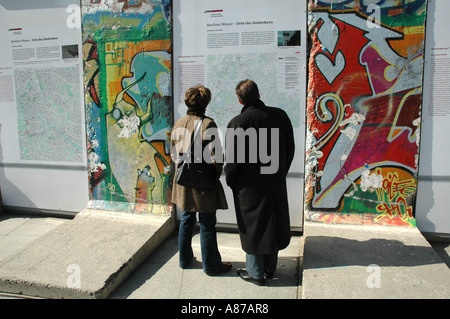 Affichage des segments de la tristement célèbre Mur de Berlin à la Potsdamer Platz Allemagne Banque D'Images