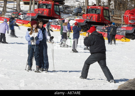 Homme photographie deux femmes sur les pistes de ski de Sugar Mountain Resort à Banner Elk, Caroline du Nord, États-Unis Banque D'Images