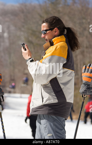 L'homme utilise PDA tandis que sur pistes de ski des Sugar Mountain Resort dans la région de Banner Elk, North Carolina, USA Banque D'Images