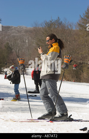 L'homme utilise PDA tandis que sur pistes de ski des Sugar Mountain Resort dans la région de Banner Elk, North Carolina, USA Banque D'Images