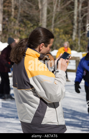 L'homme utilise PDA tandis que sur pistes de ski des Sugar Mountain Resort dans la région de Banner Elk, North Carolina, USA Banque D'Images