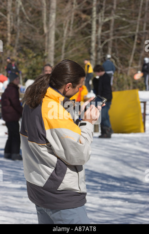 L'homme utilise PDA tandis que sur pistes de ski des Sugar Mountain Resort dans la région de Banner Elk, North Carolina, USA Banque D'Images