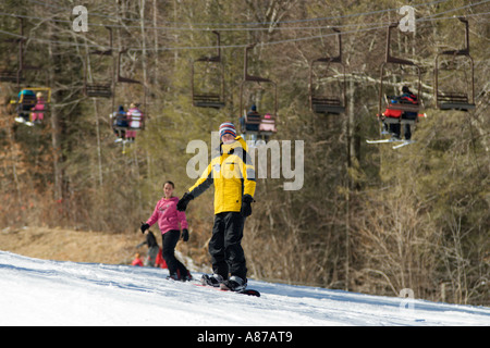 Jeune garçon et fille snowboard à Sugar Mountain Resort dans la région de Banner Elk, North Carolina, USA Banque D'Images