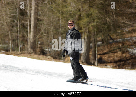 Jeune homme snowboard à Sugar Mountain Resort dans la région de Banner Elk, North Carolina, USA Banque D'Images