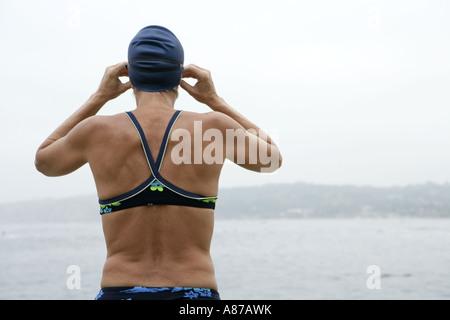 Vue d'une femme se préparer pour une plongée. Banque D'Images