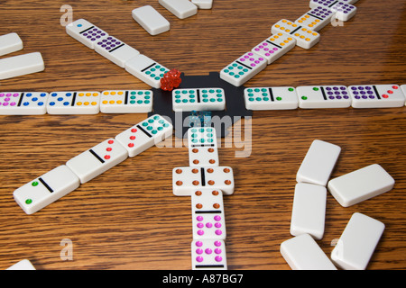 Jeu de domino mexicain train joué avec des dominos aux couleurs vives sur une table en bois Banque D'Images