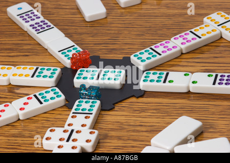 Jeu de domino mexicain train joué avec des dominos aux couleurs vives sur une table en bois Banque D'Images