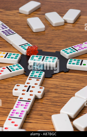 Jeu de domino mexicain train joué avec des dominos aux couleurs vives sur une table en bois Banque D'Images