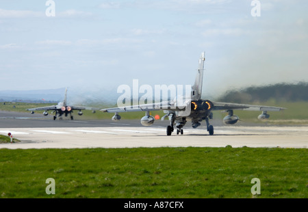 Panavia Tornado Gr4 réchauffer prêt à décoller de la base aérienne militaire de la RAF Lossiemouth sur la côte de Moray Ecosse UK Banque D'Images