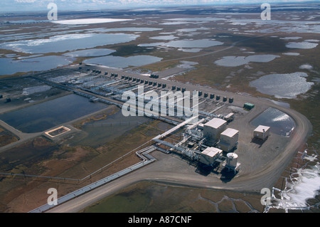 Vue aérienne de champs de pétrole de l'Alaska et d'installations dans la baie de Prudhoe en Alaska Banque D'Images