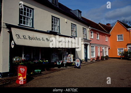 Bâtiments à ossature bois et boutiques du village sur la place du marché, Lavenham Suffolk Banque D'Images