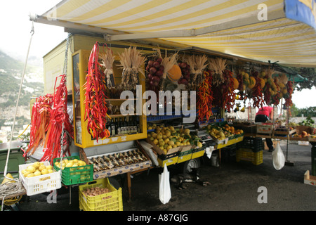 Boutique de vente de divers articles de fruits Banque D'Images