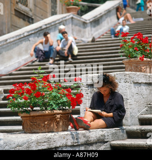 Fille assise sur la place d'Espagne, Rome, Italie Banque D'Images