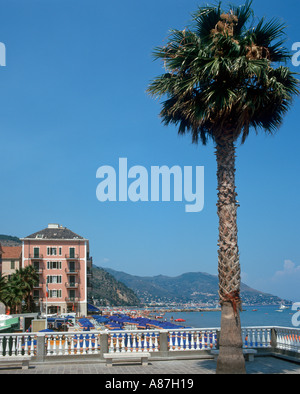 Front de mer, à Laigueglia, Province de Savone, Ligurie, Riviera Italienne, Italie Banque D'Images