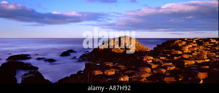 Coucher de soleil sur le site du patrimoine mondial de l'UNESCO, Giants Causeway, comté d'Antrim, Irlande du Nord Banque D'Images