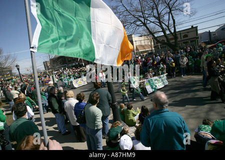 Saint Patricks Day Parade avec drapeau et des marcheurs Banque D'Images