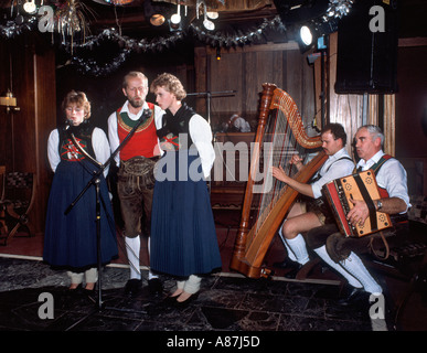 Les musiciens et chanteurs en coustume traditiona lors d'une soirée tyrolienne, Alpbach, Tyrol, Alpes autrichiennes, Autriche Banque D'Images