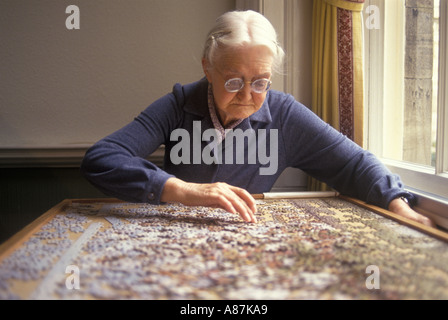 Care Home UK, vieille dame faisant un puzzle dans sa maison de retraite privée pour personnes âgées. Hampshire Angleterre années 1990 Royaume-Uni HOMER SYKES Banque D'Images